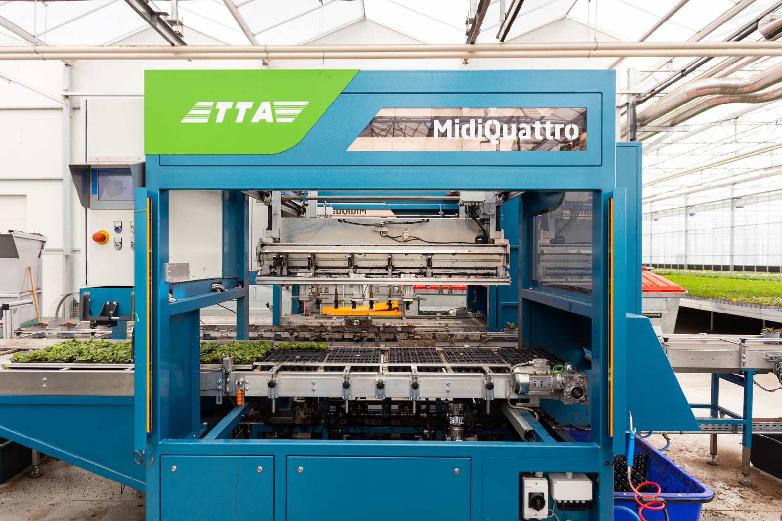Zijaanzicht van de MidiQuatro, de verplantmachine.